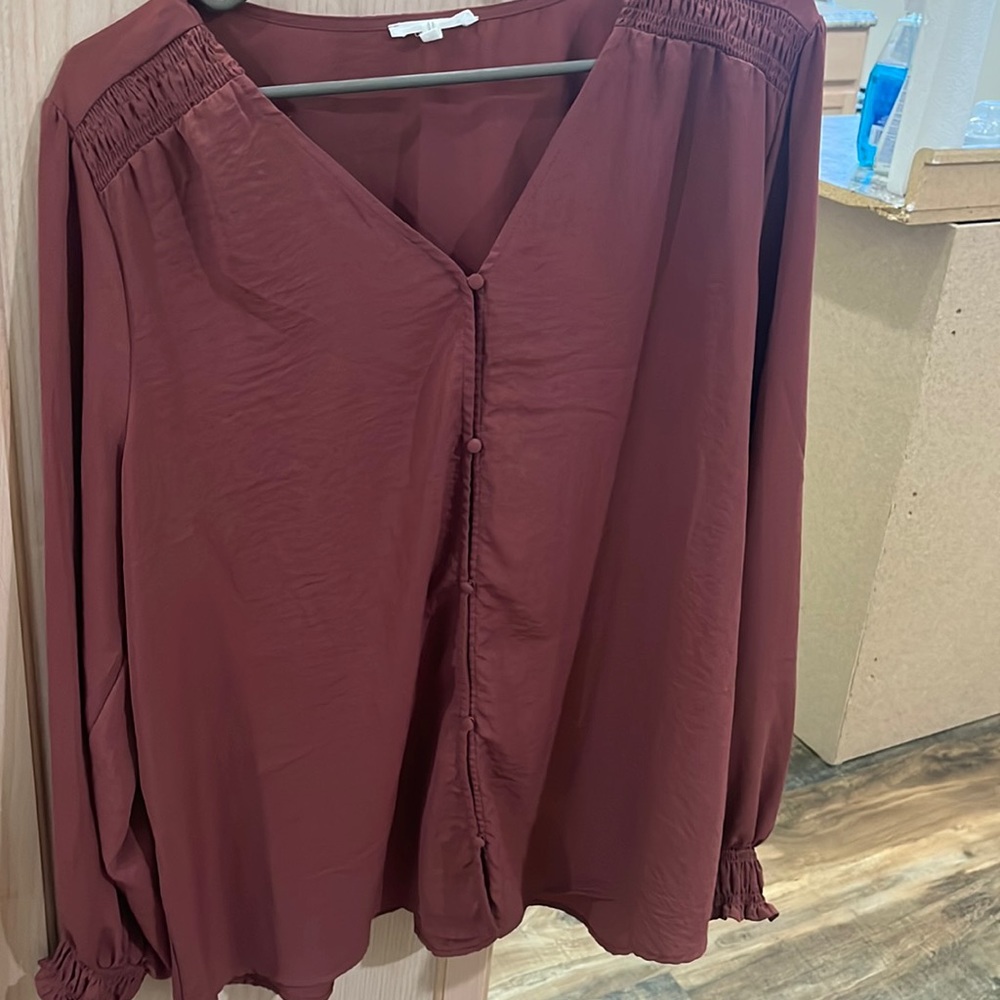 Maurice’s size 0X. Maroon button up blouse.